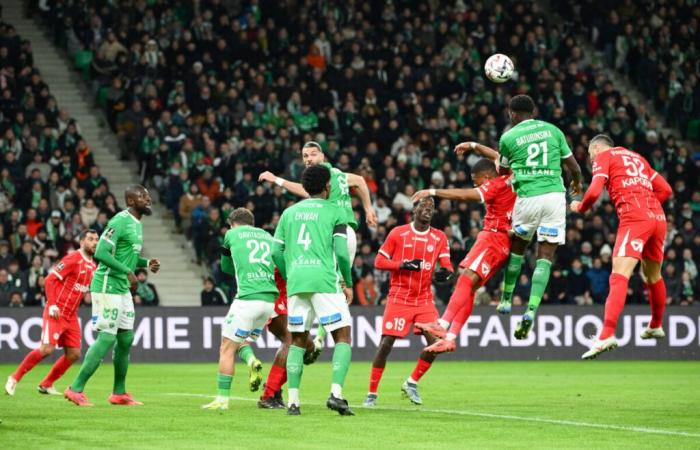 Olivier Dall'Oglio congratulates one of his players