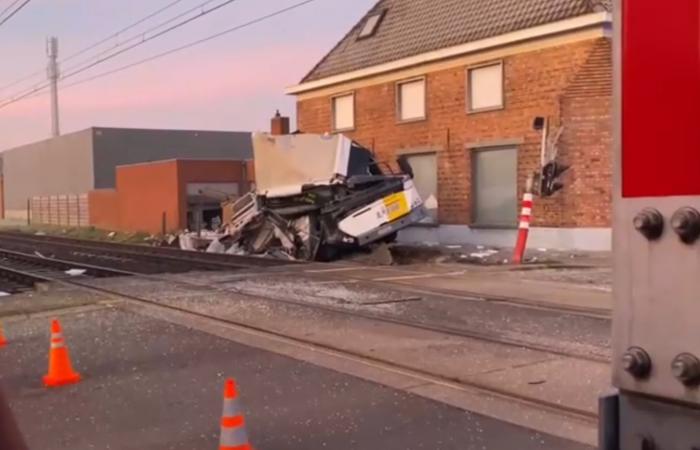 Disaster narrowly avoided by the driver: a bus broken down on a level crossing hit by a train (Photo)