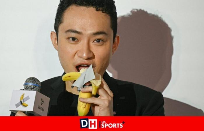 The most expensive bite in history? He eats the banana… which he bought for 6 million euros (VIDEO)