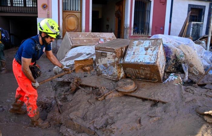 Spain: After the floods, victims struggle to straighten their heads