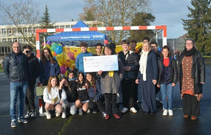 Which high school in Dordogne raised 1,000 euros for the AFM Telethon?