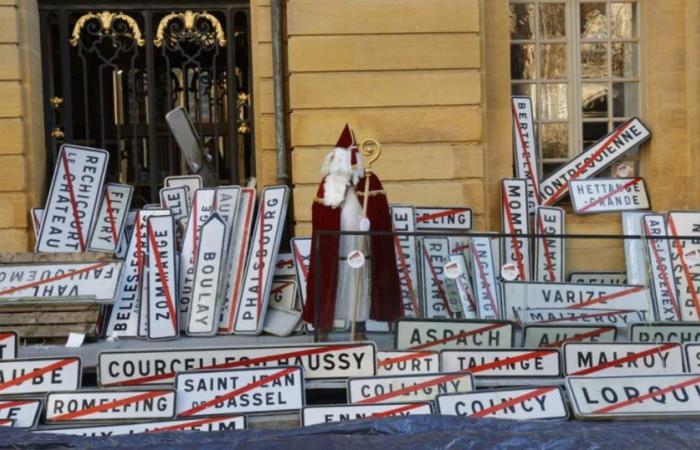 hundreds of municipal signs in front of Metz town hall