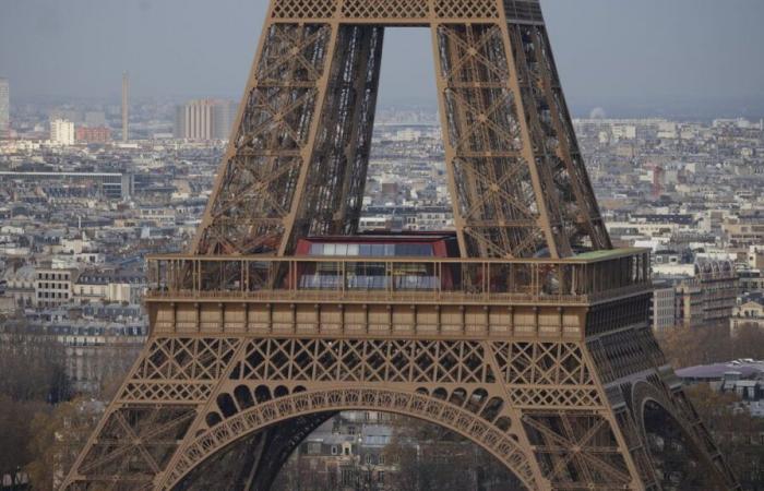 14,000 schoolchildren will be able to visit the Eiffel Tower for free… on foot!