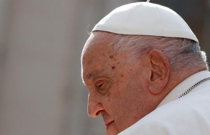 In front of French elected officials, Pope Francis opposes assisted dying