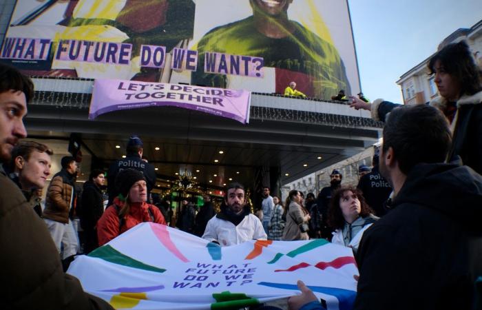 “What future do we want”? Activists unfurl a huge banner on the Inno on rue Neuve to denounce overconsumption on Black Friday