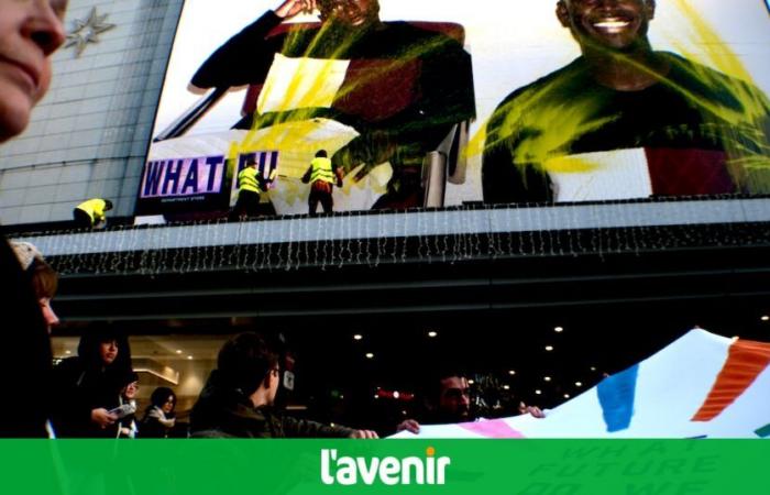 “What future do we want”? Activists unfurl a huge banner on the Inno on rue Neuve to denounce overconsumption on Black Friday