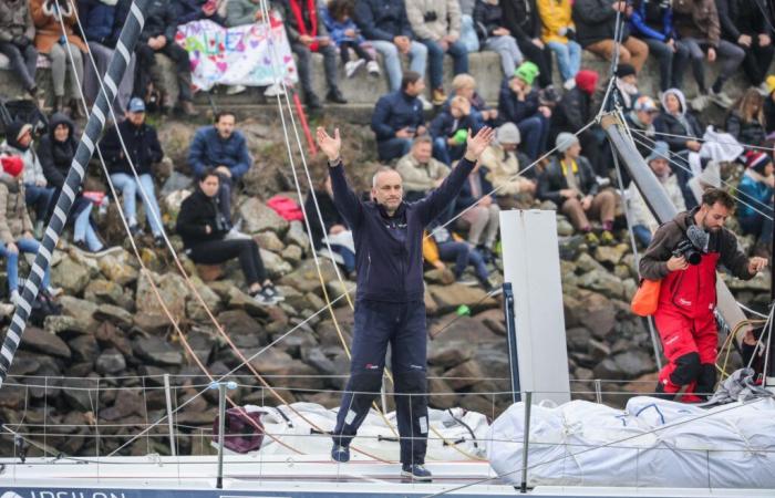 Alone in the middle of the Atlantic, a Vendée Globe sailor saves the day for his daughters in Brittany