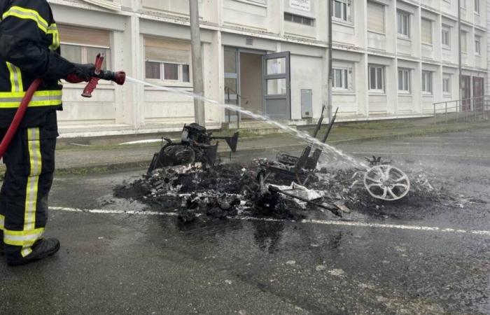 In Dinan, a car completely destroyed by flames in the Fontaine-des-Eaux district