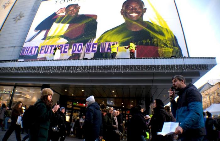 “What future do we want”? Activists unfurl a banner at the Inno on rue Neuve to denounce overconsumption on Black Friday (PHOTOS)