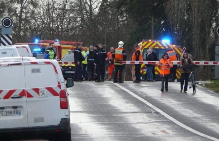 A train hits a car on a level crossing in Maine-et-Loire