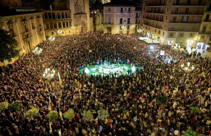 Spain: nearly 100,000 demonstrators in Valencia denounce flood management