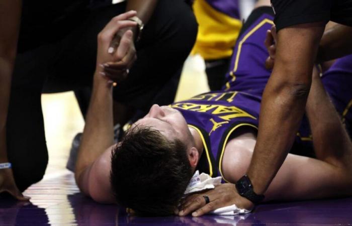 Lakers’ Austin Reaves takes scary fall vs. Thunder, but returns to game after stint in locker room