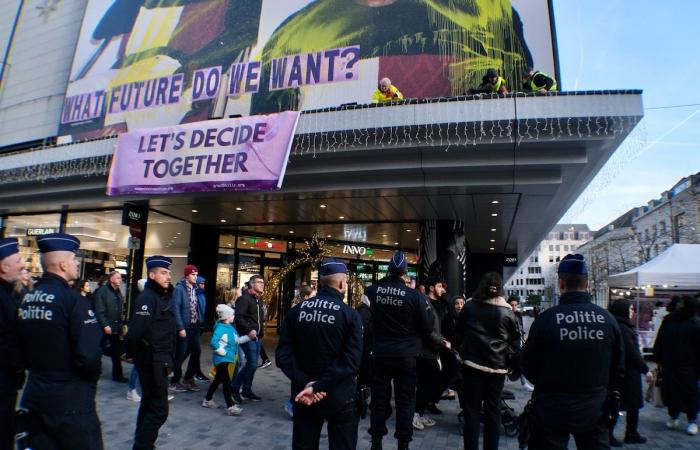 “What future do we want”? Activists unfurl a huge banner on the Inno on rue Neuve to denounce overconsumption on Black Friday