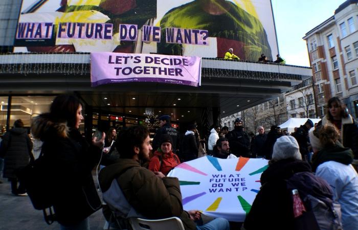 “What future do we want”? Activists unfurl a huge banner on the Inno on rue Neuve to denounce overconsumption on Black Friday