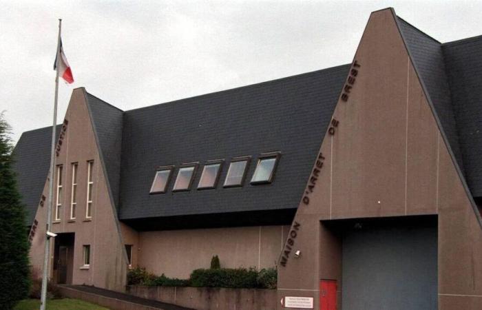 Two teenagers in police custody after trying to throw a package towards a prison in Brittany