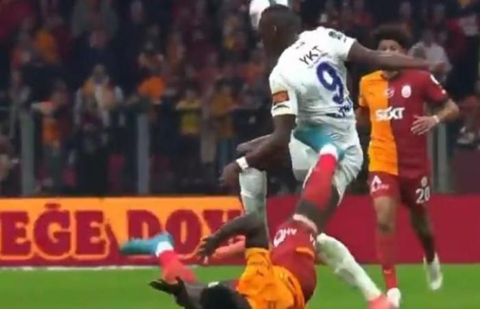 Penalty and red card controversy in Galatasaray – Eyüpspor match! Muslera got very angry, ran to the referee and…