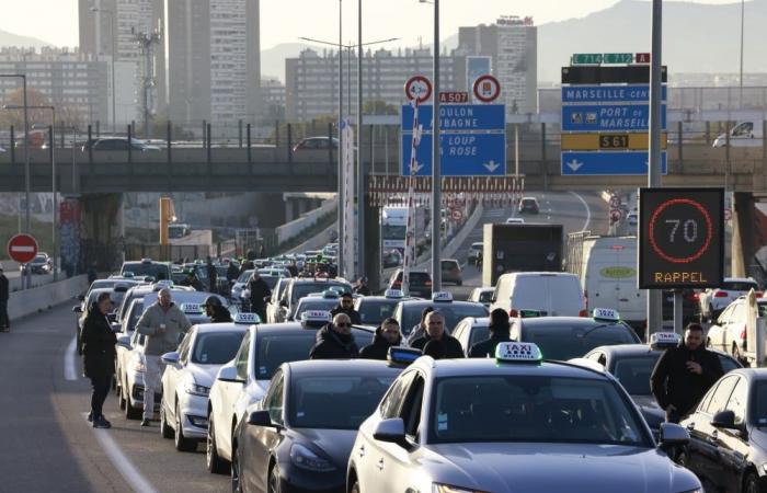 the A7 towards Salon still slowed down, blocking operation in progress at the Lançon toll