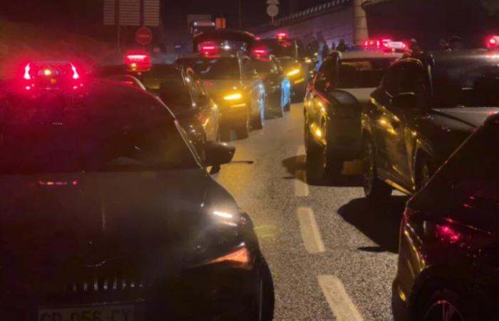 taxis plan to block Lyon and Marseille this Monday