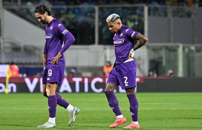 Illness on the pitch for Bove. The Viola midfielder suddenly collapsed to the ground in the 16th minute – Football