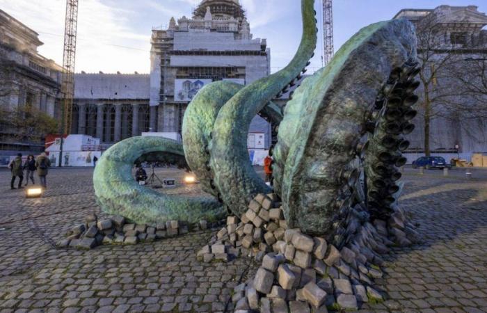 A giant octopus emerges in Brussels: tribute to Verne