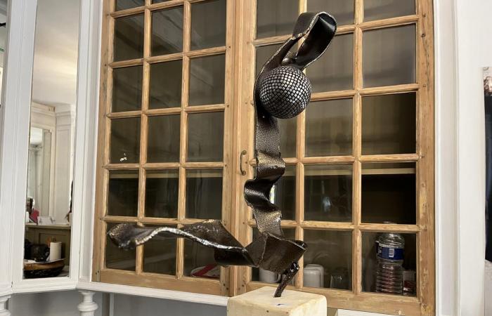 Cognac: sculptor Jacky Cognolato installs his works in an office, which has become a temporary gallery