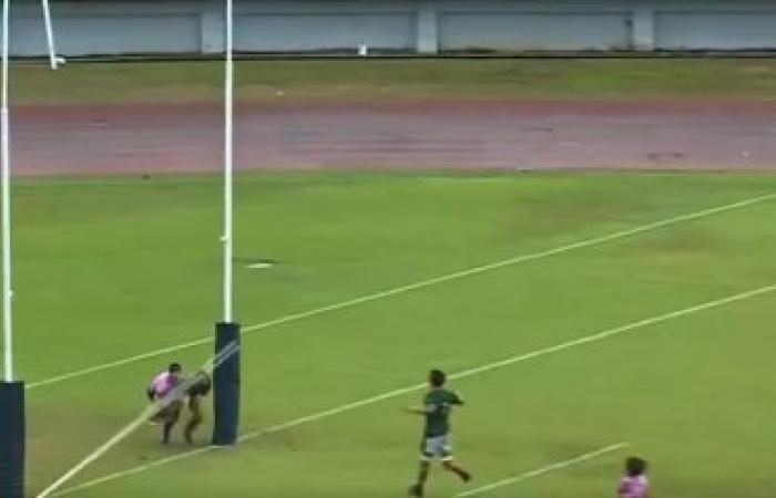 in video, a Mexican player stunned by the falling crossbar after scoring a try