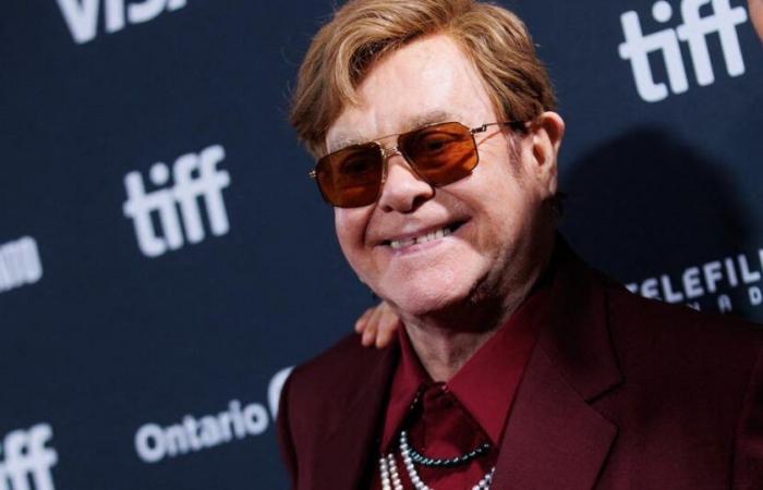 Elton John says he lost his sight after a “serious” eye infection