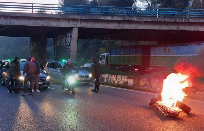 three processions in Bouches-du-Rhône towards the Lançon de Provence toll on the A7