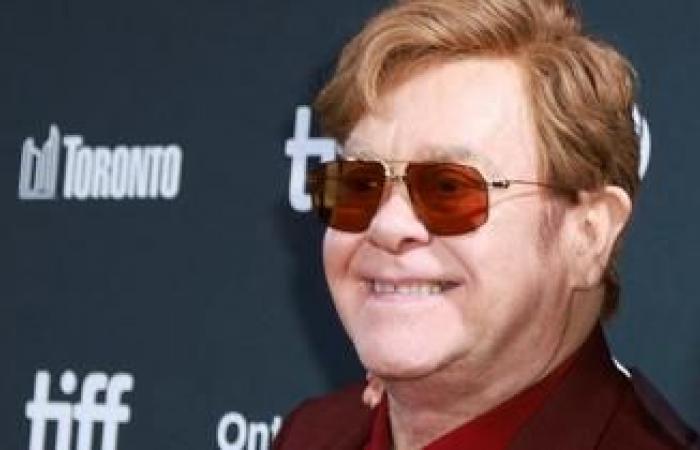 Elton John went blind