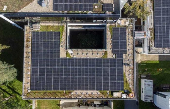 this business school installs solar panels on its roof