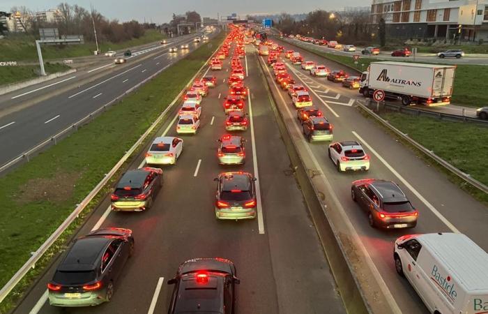 Monster traffic jams at the entrances to Lyon, taxis block the Lyon Sud hospital