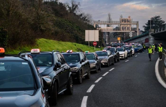 in Lyon, taxis demonstrate their anger against the new pricing for medical transport