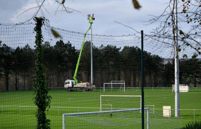 A pylon several meters high falls on a football field in Cherbourg, the stadium closed