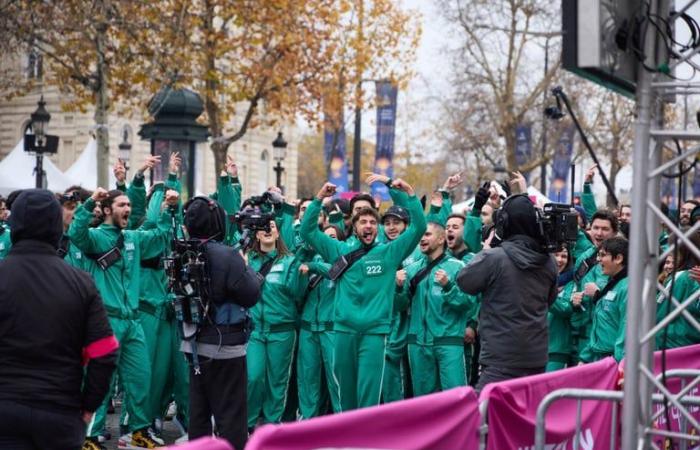 Squid Game invades Paris! This 1 2 3 giant sun with 456 participants put the City of Lights on pause!