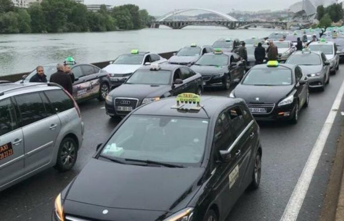 Massive taxi protest, follow blockages/disruptions