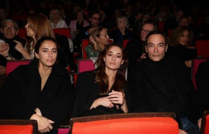 “When one Delon hides another…”: Anthony Delon shows his daughters Loup and Liv as we rarely see them