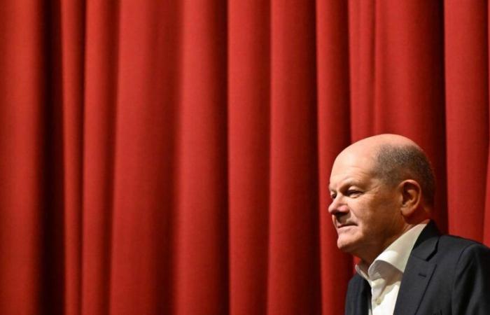 German Chancellor Olaf Scholz, on a surprise visit, announces new aid of 650 million euros