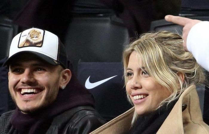 Wanda Nara balances on Mauro Icardi