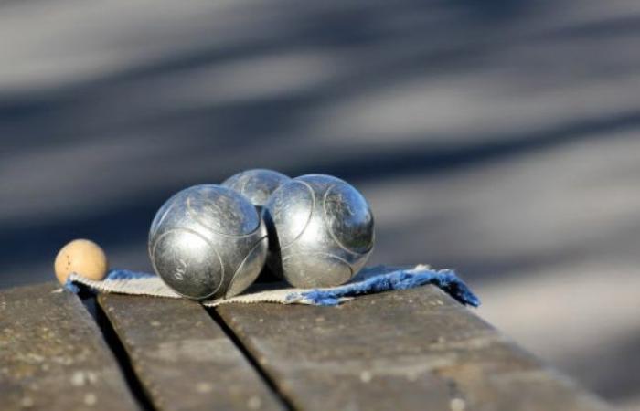 He steals pétanque balls and spits blood on the police