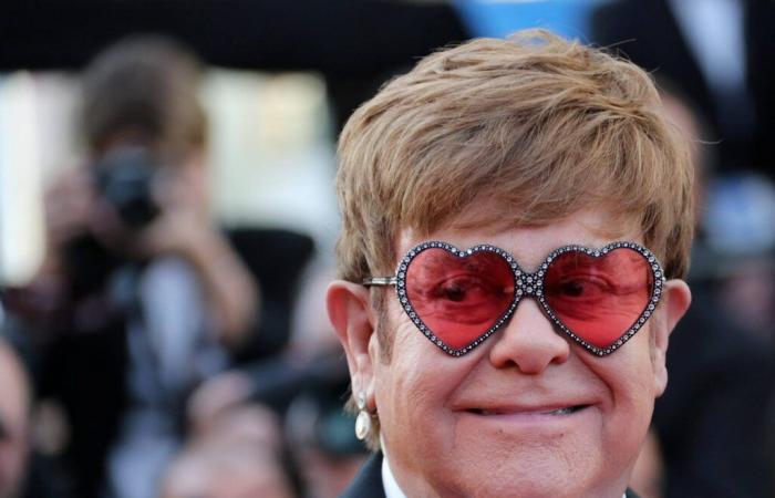 Elton John claims to have completely lost his sight after his eye infection