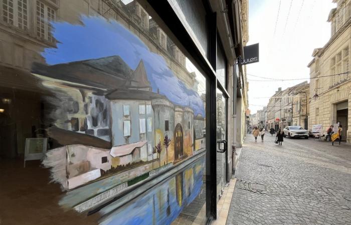 Cognac: empty windows covered by the works of a painter