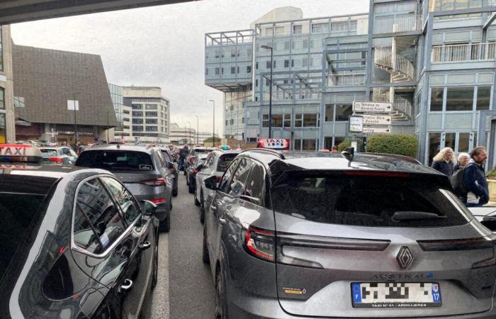 A47. Taxi blockades and roadblocks in Saint-Etienne: ongoing disruptions