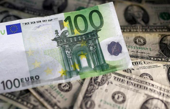 Faced with the threat of a fall of the government, the euro loses 1% against the dollar