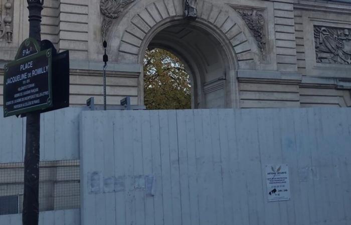 A sculpture by Meret Oppenheim removed from the historic headquarters of Polytechnique