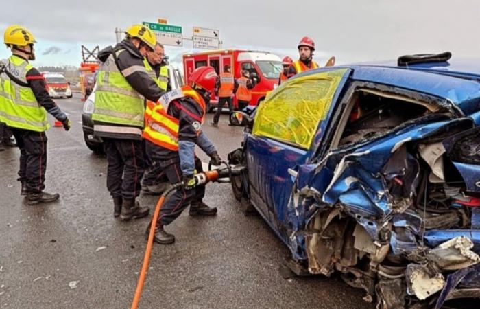 4 vehicles involved in an accident, an injured driver extricated