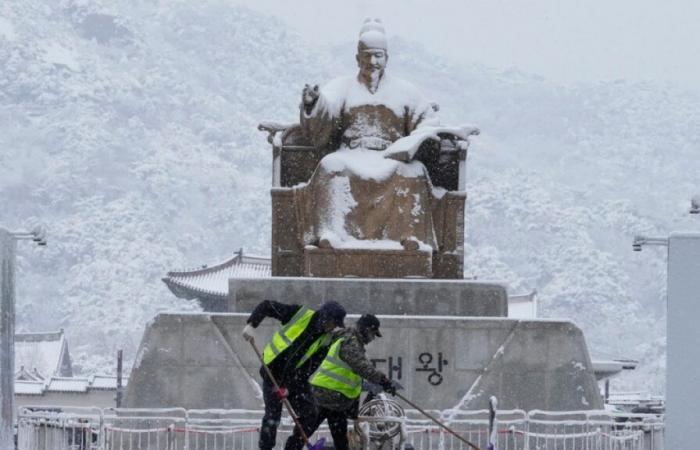 At least three dead as South Korea battles heavy snow | Weather News