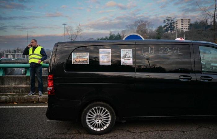 Taxis demonstrate in Paris and around Lyon to protest against lower pricing for patient transport