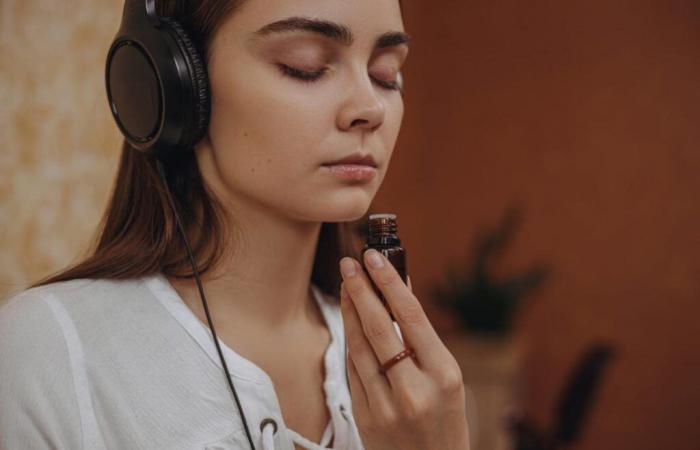 Discover the role of emotional body odors in mindfulness therapies