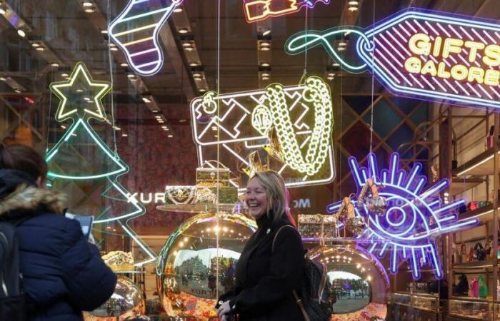 a septuagenarian decorates an entire street in Christmas colors for his wife suffering from Alzheimer’s