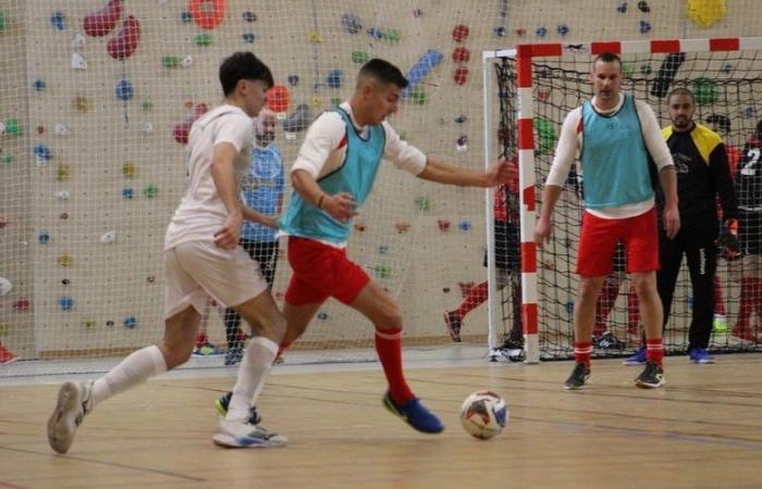 The Ariège firefighters at futsal training, to win their French championship which is held on February 8 and 9 near Foix